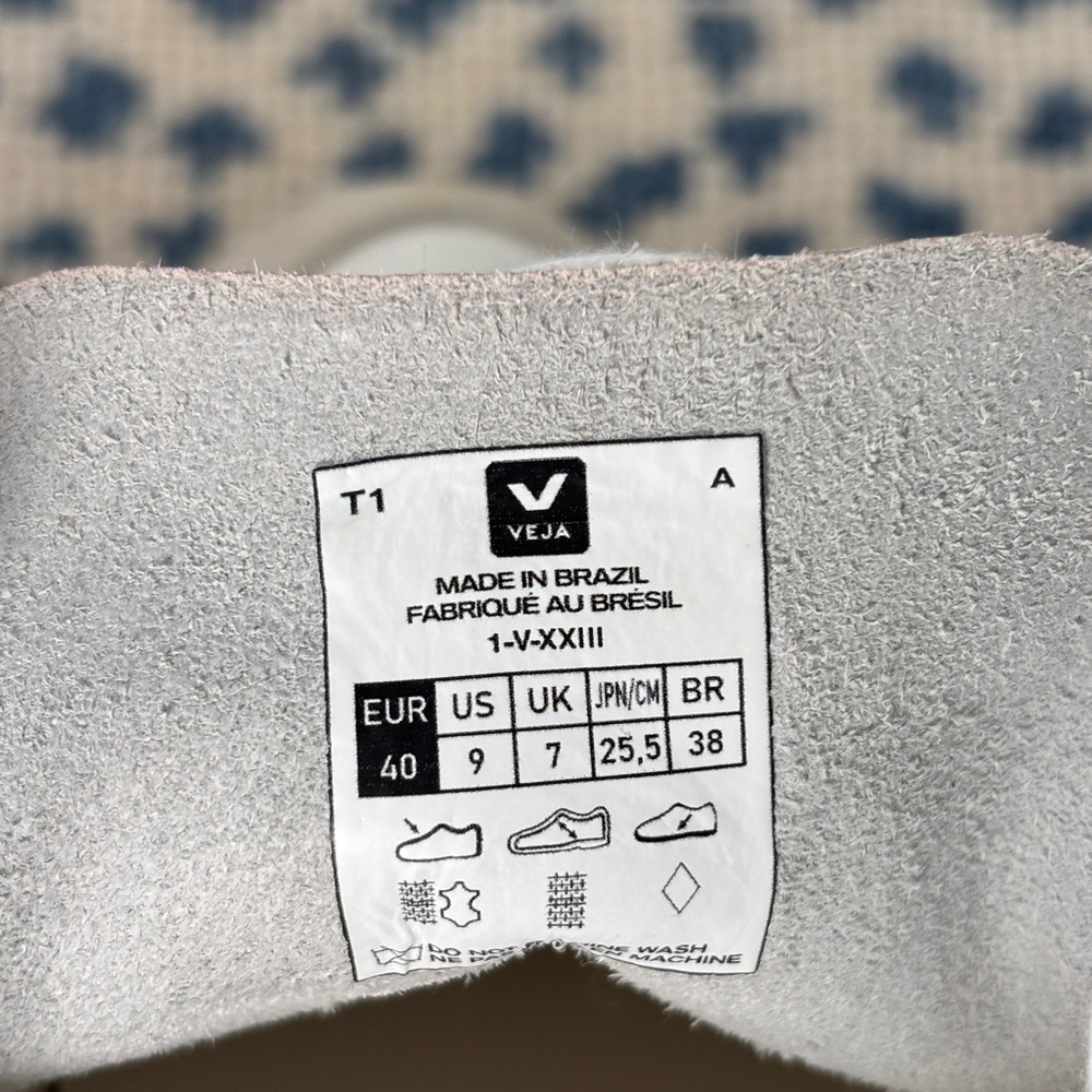 Veja Women’s V10 Beige and White Sneakers - Picture 6 of 6